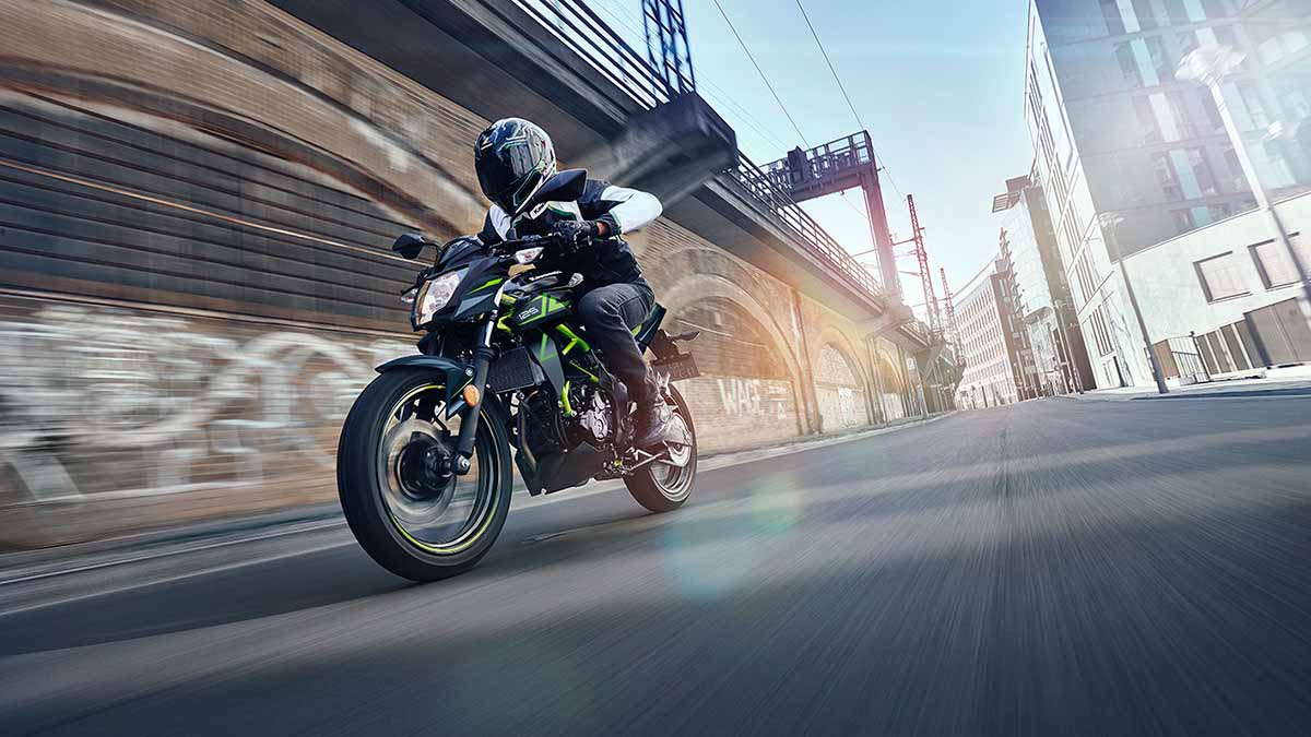 Fotos de las siete naked 125 perfectas como primera moto 2 Kawasaki Z125, acción