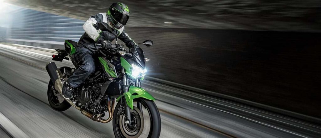 Kawasaki Z400: 11 accesorios oficiales para mejorar esta naked para el A2... ¿o no? 12 Kawasaki Z400, acción