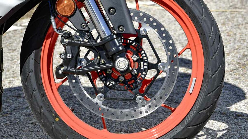 La RS 457 vuelve a colocar a Aprilia en el podio de las motos sport para el carnet A2 12 Prueba Aprilia RS 457 2024