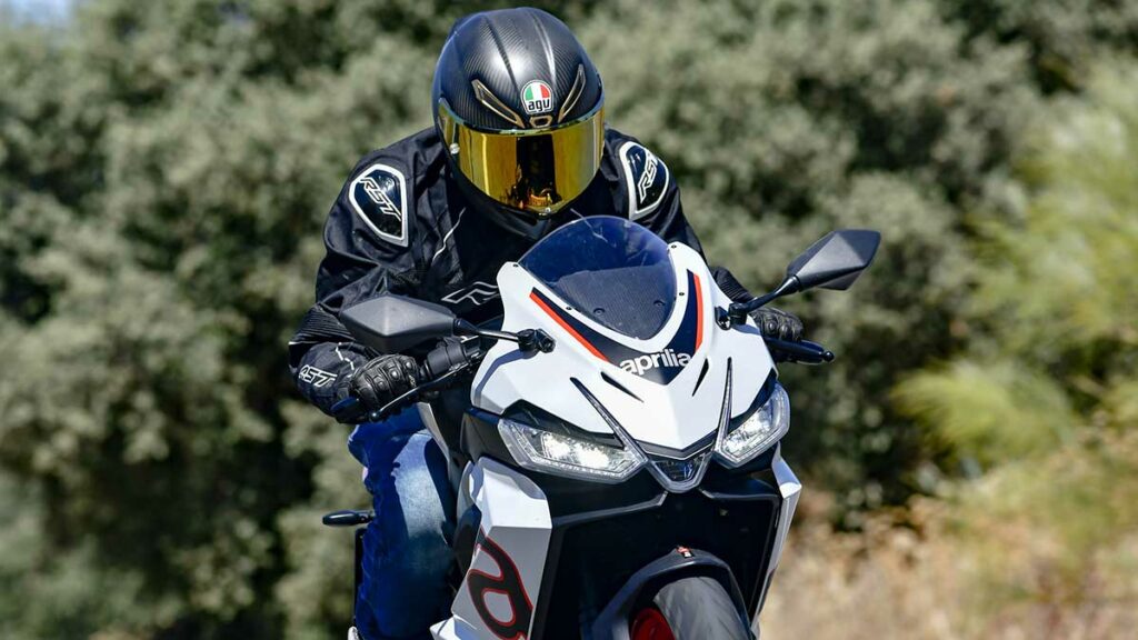 La RS 457 vuelve a colocar a Aprilia en el podio de las motos sport para el carnet A2 19 Prueba Aprilia RS 457 2024