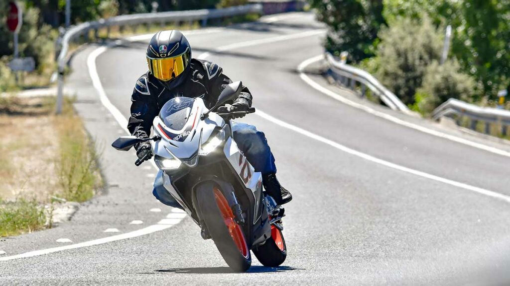 La RS 457 vuelve a colocar a Aprilia en el podio de las motos sport para el carnet A2 18 Prueba Aprilia RS 457 2024
