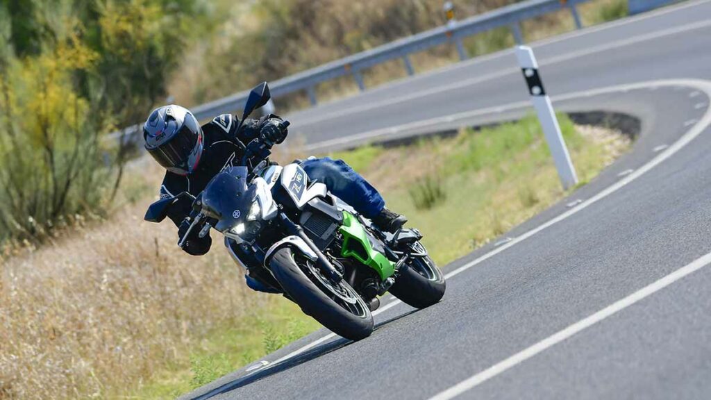 La Kawasaki Z7 Hybrid suma y potencia las ventajas de las motos eléctricas y de gasolina 21 Kawasaki Z7 Hybrid 2024