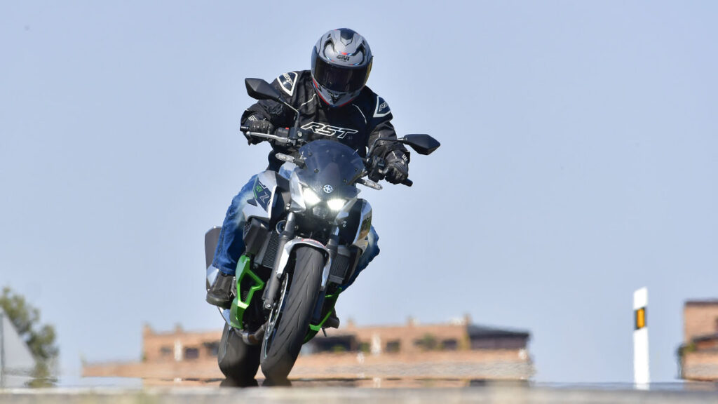 La Kawasaki Z7 Hybrid suma y potencia las ventajas de las motos eléctricas y de gasolina 22 Kawasaki Z7 Hybrid 2024