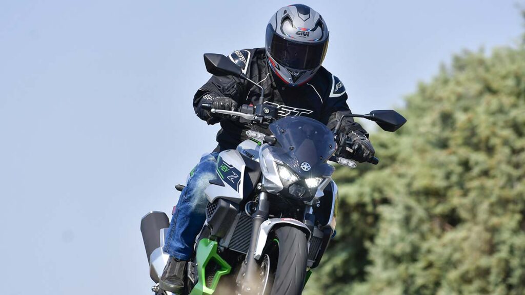 La Kawasaki Z7 Hybrid suma y potencia las ventajas de las motos eléctricas y de gasolina 29 Kawasaki Z7 Hybrid 2024