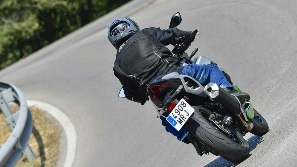 La Kawasaki Z7 Hybrid suma y potencia las ventajas de las motos eléctricas y de gasolina 11 Kawasaki Z7 Hybrid 2024