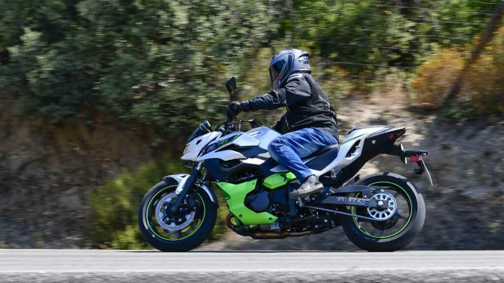 La Kawasaki Z7 Hybrid suma y potencia las ventajas de las motos eléctricas y de gasolina 24 Kawasaki Z7 Hybrid 2024