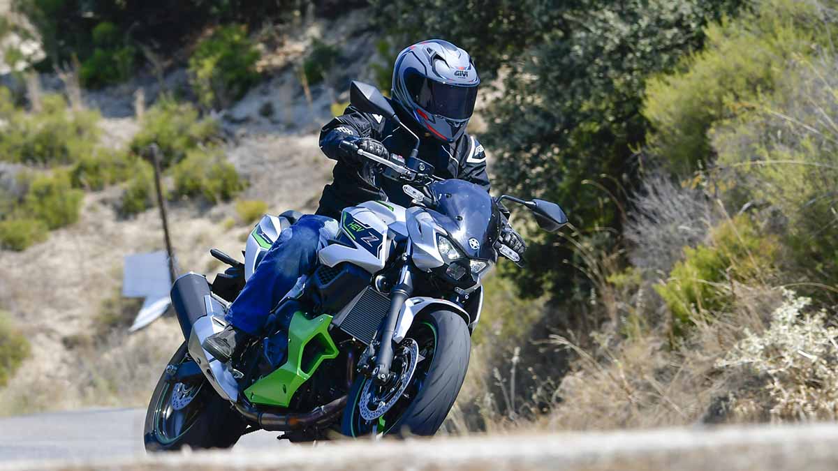 Las motos híbridas de Kawasaki ahora sí que tienen un precio accesible para estrenar esta tecnología única 6 Kawasaki Z7 Hybrid 2024