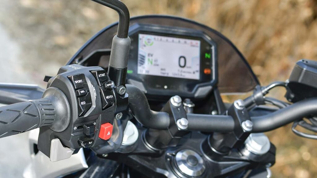 La Kawasaki Z7 Hybrid suma y potencia las ventajas de las motos eléctricas y de gasolina 28 Kawasaki Z7 Hybrid 2024