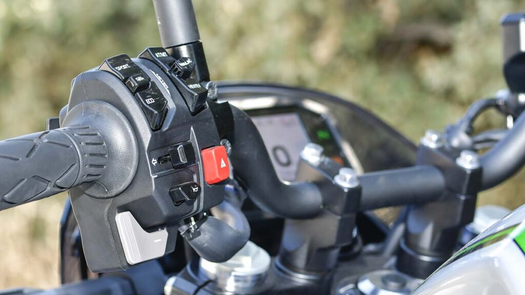 La Kawasaki Z7 Hybrid suma y potencia las ventajas de las motos eléctricas y de gasolina 17 Kawasaki Z7 Hybrid 2024