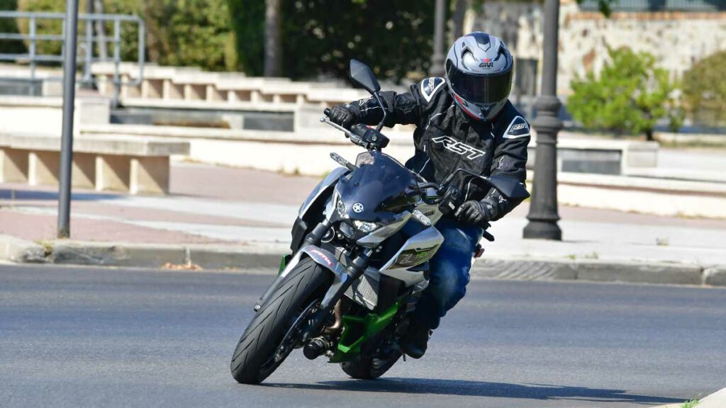 La Kawasaki Z7 Hybrid suma y potencia las ventajas de las motos eléctricas y de gasolina 27 Kawasaki Z7 Hybrid 2024