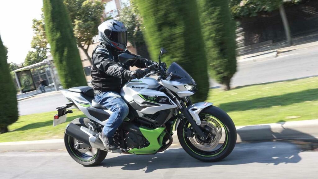 La Kawasaki Z7 Hybrid suma y potencia las ventajas de las motos eléctricas y de gasolina 23 Kawasaki Z7 Hybrid 2024