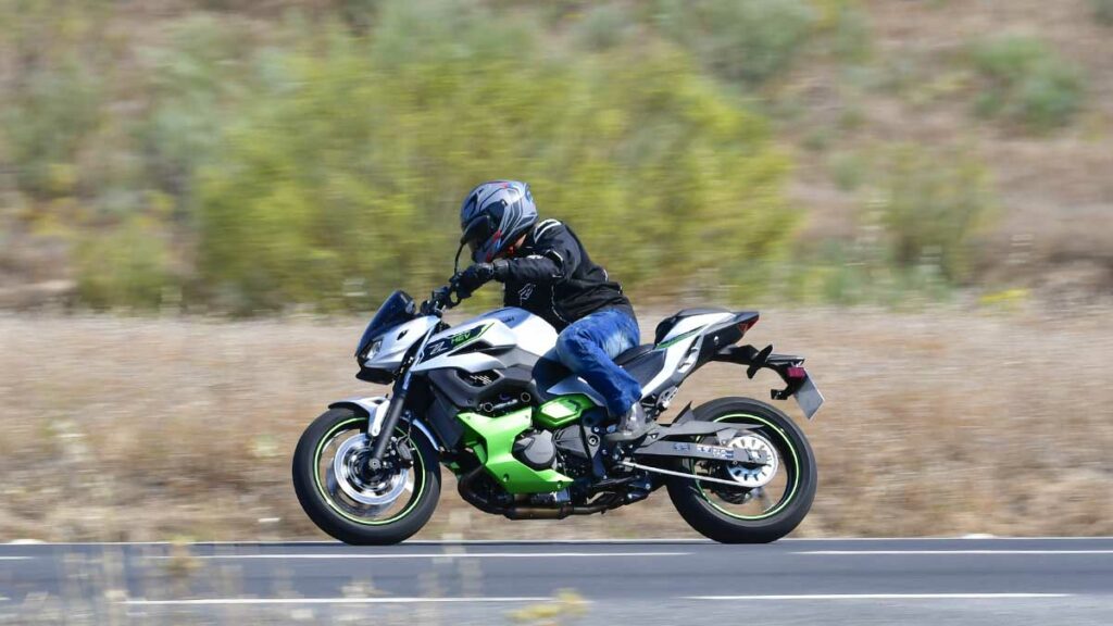 La Kawasaki Z7 Hybrid suma y potencia las ventajas de las motos eléctricas y de gasolina 26 Kawasaki Z7 Hybrid 2024