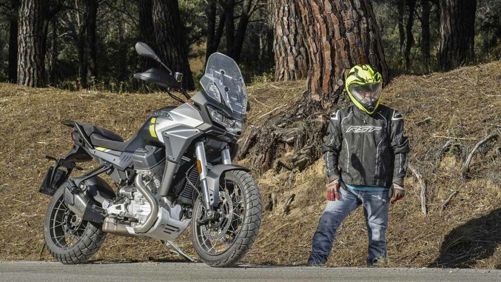 Renace la Moto Guzzi Stelvio como propuesta trail equilibrada en busca de la cumbre 22 Prueba Moto Guzzi Stelvio 2024
