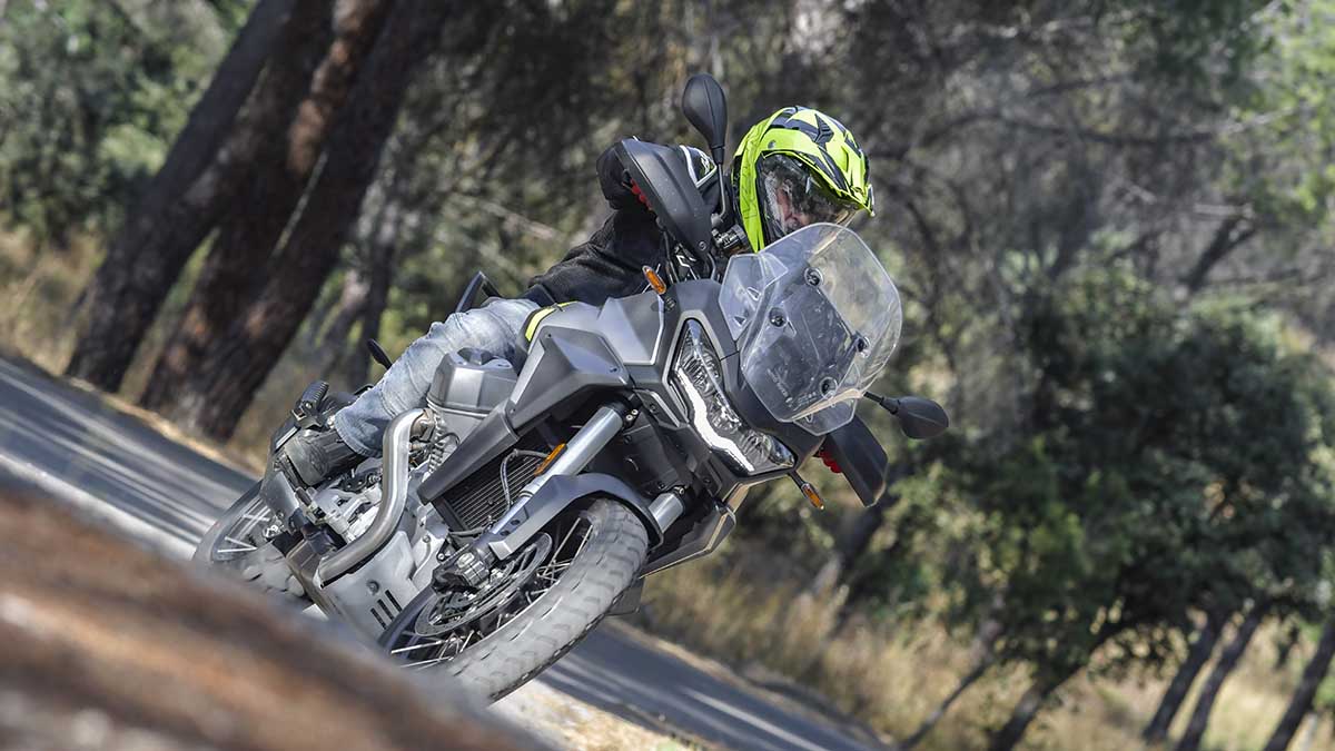Este es el precio de la Moto Guzzi Stelvio y las motos trail que se presentan como principales rivales