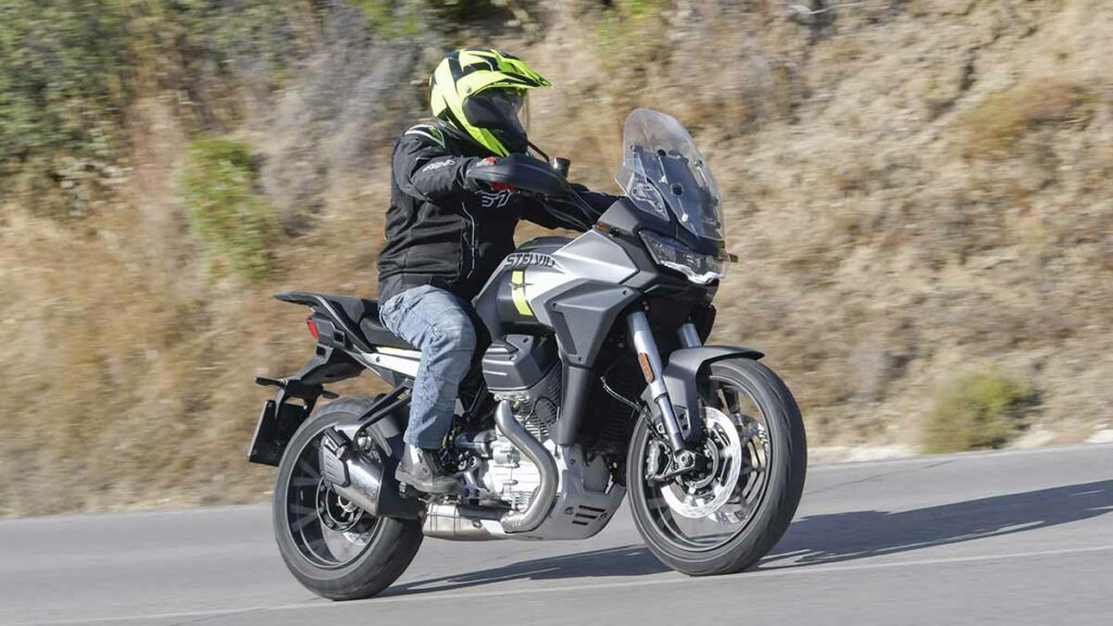 Renace la Moto Guzzi Stelvio como propuesta trail equilibrada en busca de la cumbre 18 Prueba Moto Guzzi Stelvio 2024