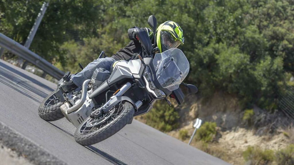 La moto deja buenas cifras en agosto, con especial protagonismo de los modelos de carretera 2 Prueba Moto Guzzi Stelvio 2024