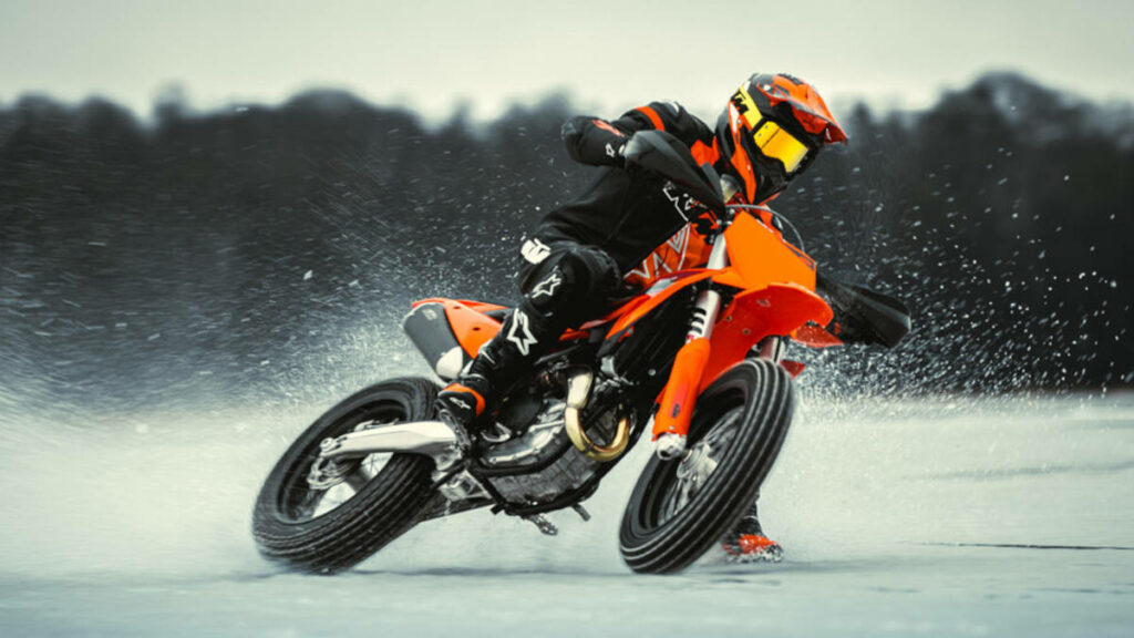 La KTM 450 SMR 2025 aspira a ser la reina del supermotard centrando sus mejoras en la parte ciclo 14 KTM 450 SMR 2025