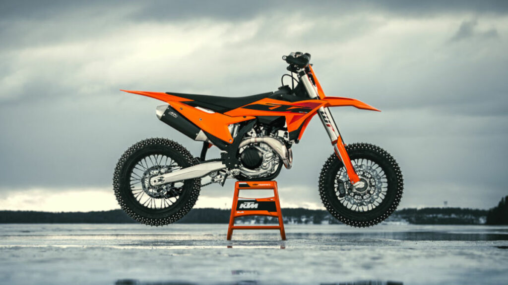 La KTM 450 SMR 2025 aspira a ser la reina del supermotard centrando sus mejoras en la parte ciclo 12 KTM 450 SMR 2025