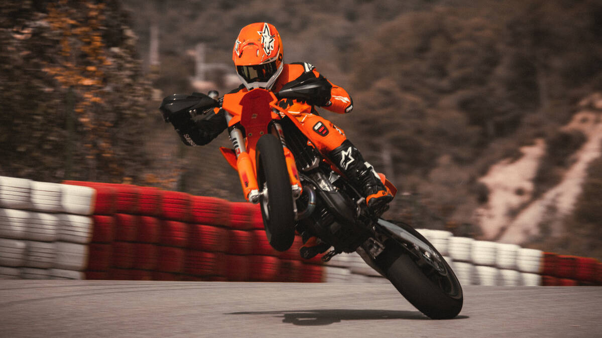 La KTM 450 SMR 2025 aspira a ser la reina del supermotard centrando sus mejoras en la parte ciclo