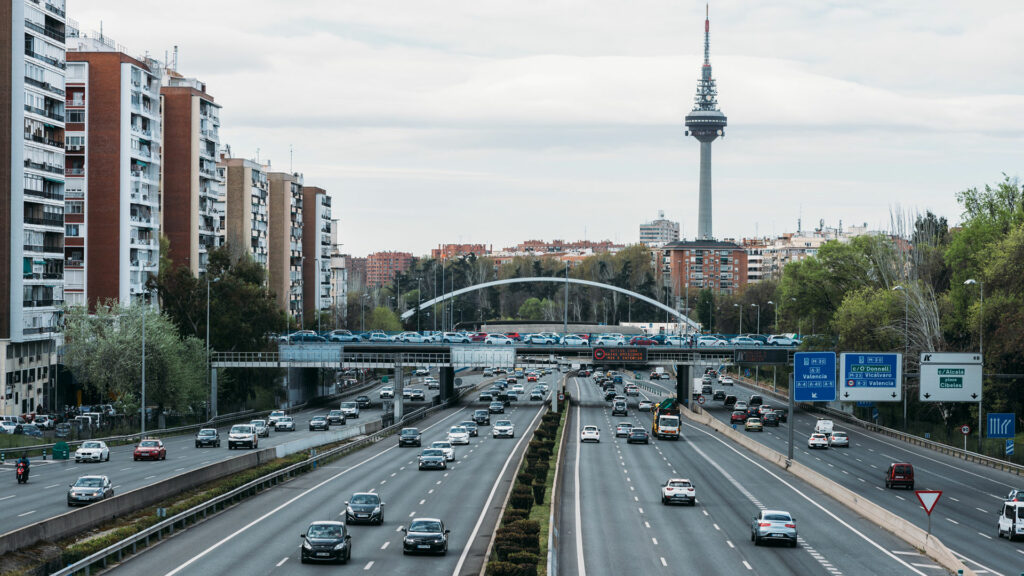 ¡Atención! Corte total del tráfico en la A-2 por la instalación de una pasarela peatonal 9 multas en madrid 2023 istockphoto