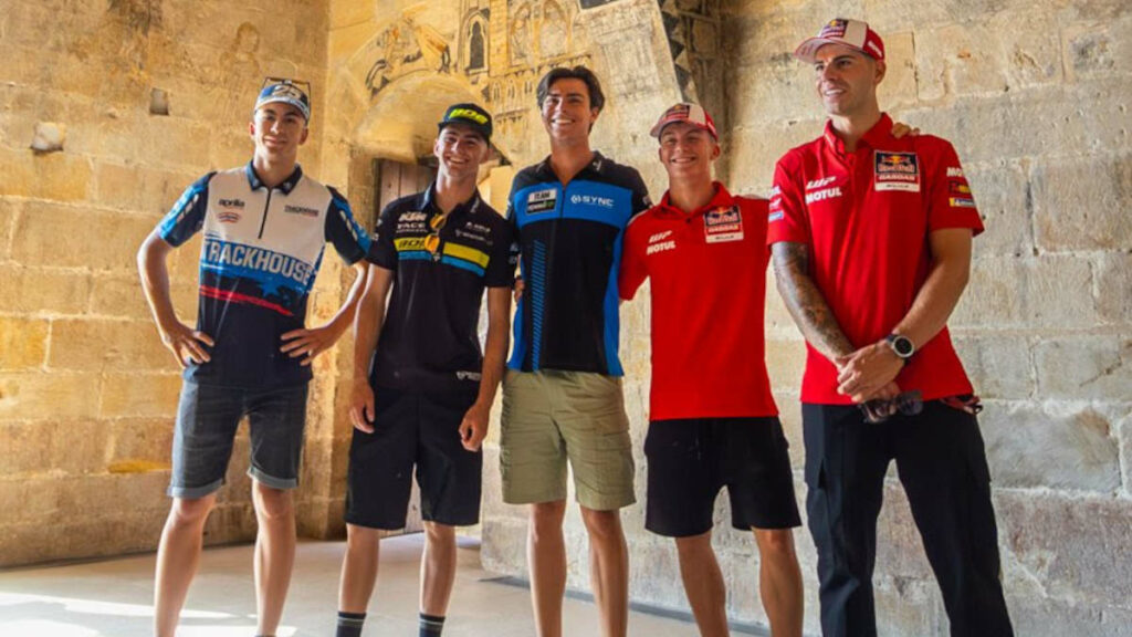 Los aficionados abarrotan el pit lane en el GP de Aragón de MotoGP 12 Pilotos MotoGP Alcañiz 2024