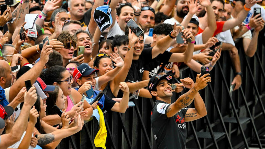 Los aficionados abarrotan el pit lane en el GP de Aragón de MotoGP 11 Pit Lane Walk Aragon 2024