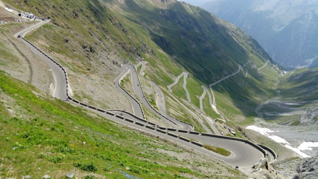 SHAD se va de ruta a una de las carreteras más espectaculares de Europa 1 SHAD Paso del Stelvio