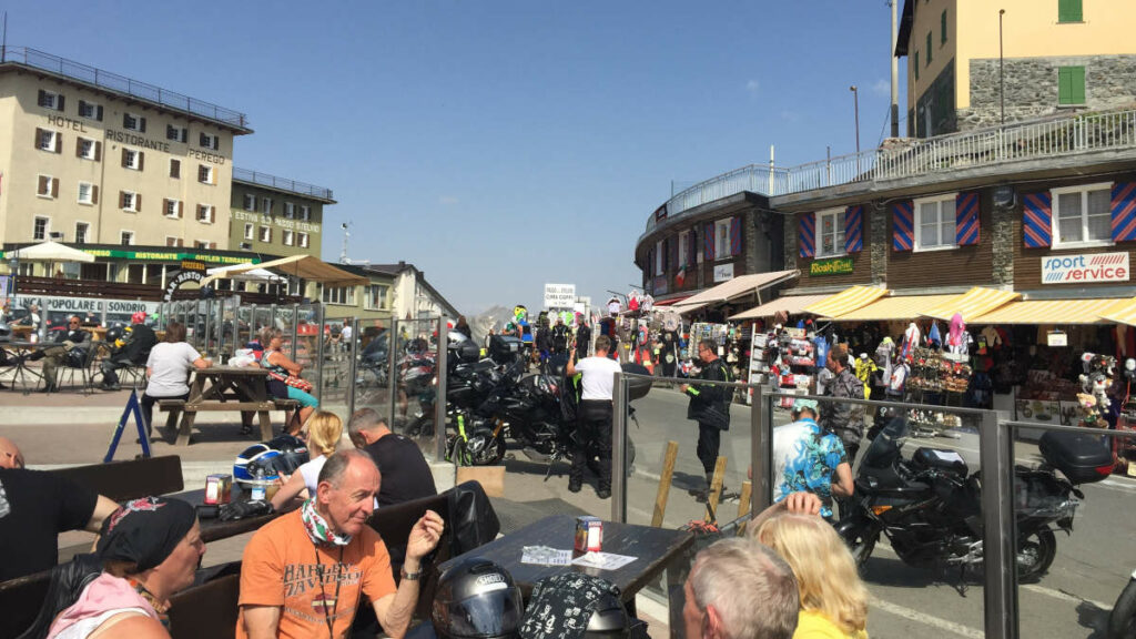 SHAD se va de ruta a una de las carreteras más espectaculares de Europa 12 SHAD Paso del Stelvio