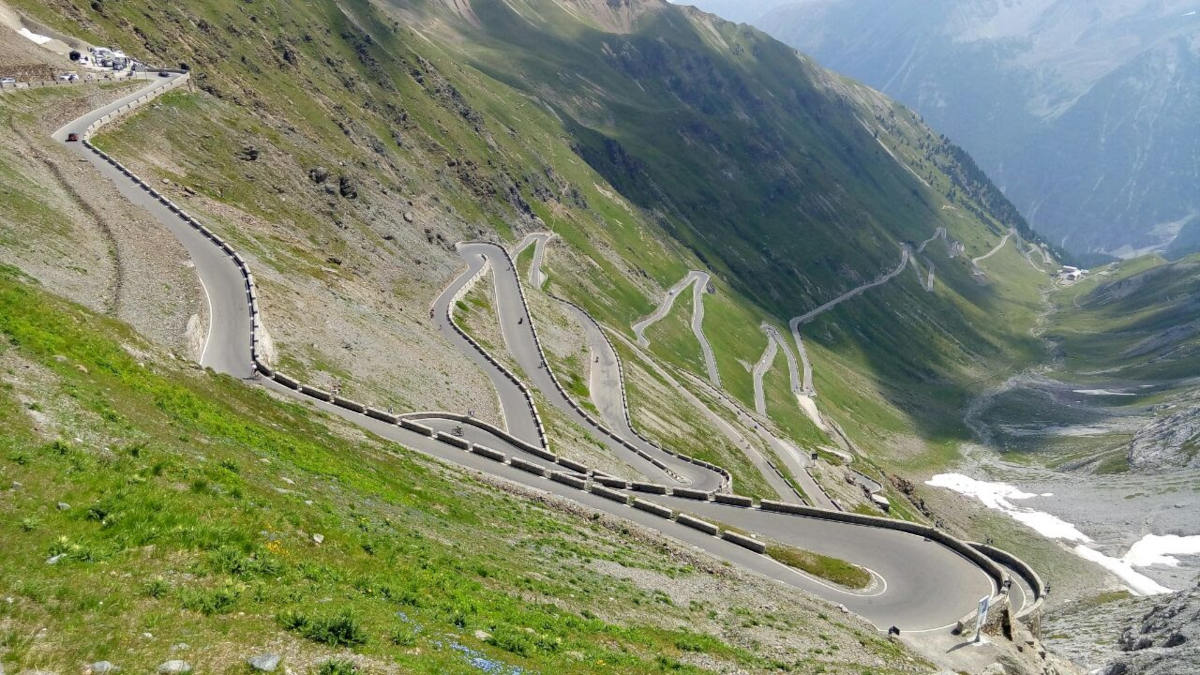 SHAD se va de ruta a una de las carreteras más espectaculares de Europa 1 SHAD Paso del Stelvio