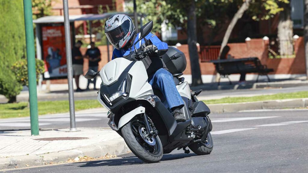 Estos son los 10 scooter 125 para el carnet de coche más vendidos en febrero 9 KYMCO Sky Town 125 ABS 2024