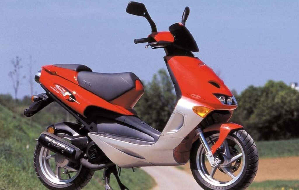 Cinco motos con las que soñaban los jóvenes de los 90 para empezar a montar 15 aprilia sr 50 1997