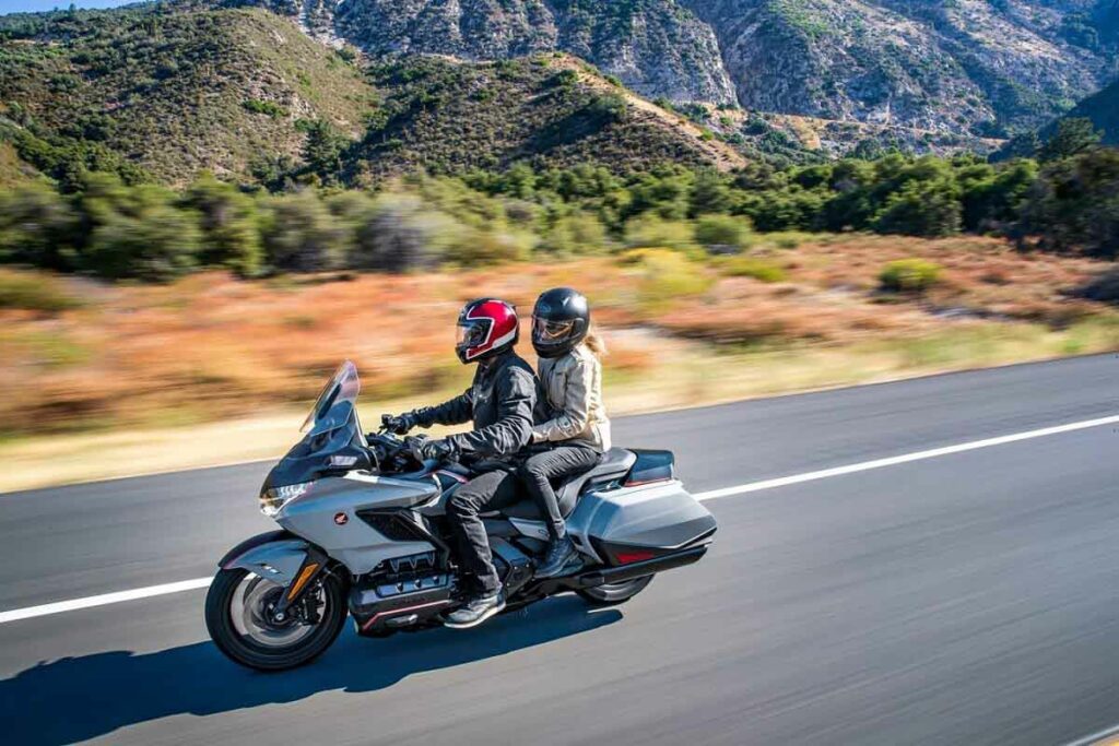 Un mecánico de la ITV revisa una Honda Gold Wing y el veredicto es claro: "esta moto es un sofá con ruedas" 14 Motos más cómodas para viajar en pareja, Honda GL 1800 Goldwing DCT