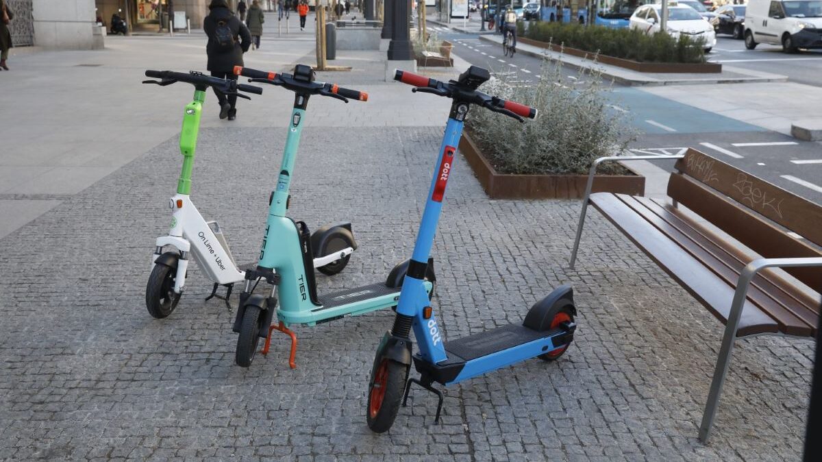 Madrid echa los patinetes compartidos y confía en sus bicis