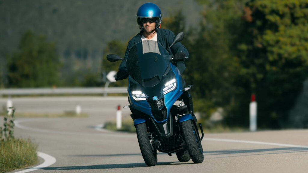 El scooter de tres ruedas para carnet de coche de Piaggio se actualiza para 2025: nuevo motor y mucha más tecnología 10 Piaggio MP3 310