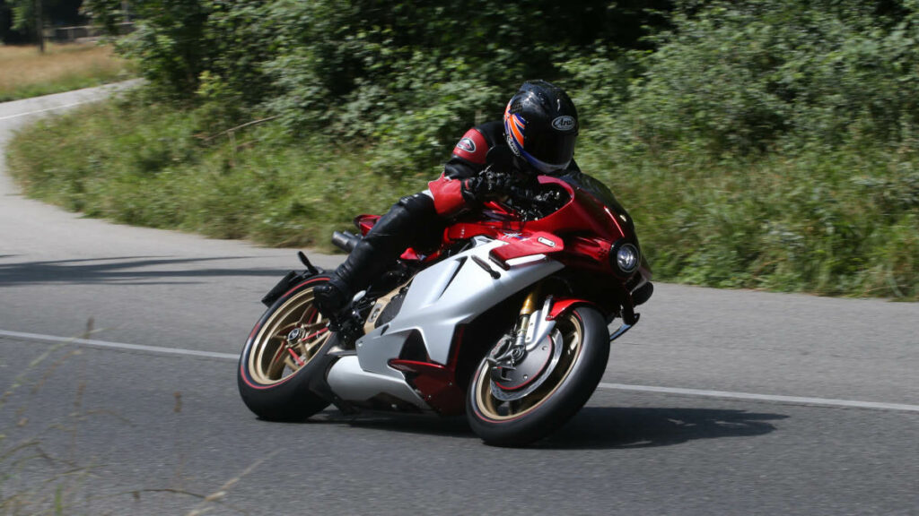 Es la moto más bonita del mundo y los expertos así lo reconocen 2 Prueba de la MV Agusta Superveloce 1000 Serie Oro