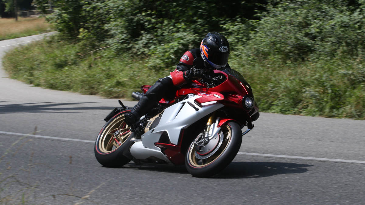Probamos en exclusiva la especialísima MV Agusta Superveloce 1000 Serie Oro (Parte 1)