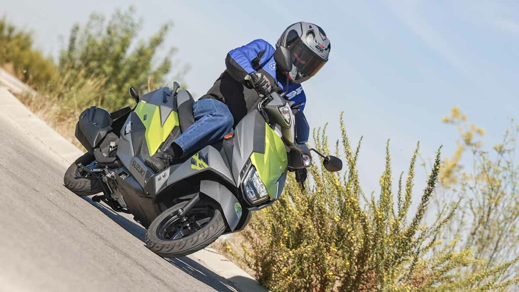 Comparamos el nuevo Yamaha RayZR con el Suzuki Avenis 125, el scooter rival más directo para el carnet B de coche 15 Prueba comparativa entre Yamaha RayZR y Suzuki Avenis 125
