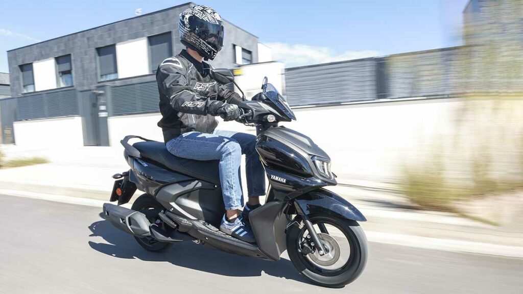 Comparamos el nuevo Yamaha RayZR con el Suzuki Avenis 125, el scooter rival más directo para el carnet B de coche 18 Prueba comparativa entre Yamaha RayZR y Suzuki Avenis 125