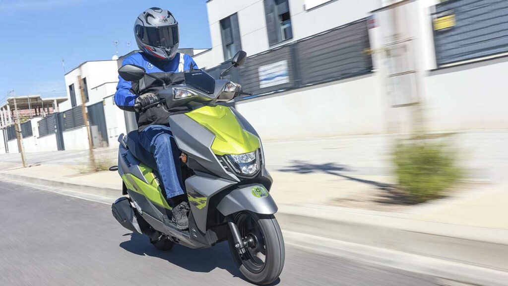 Comparamos el nuevo Yamaha RayZR con el Suzuki Avenis 125, el scooter rival más directo para el carnet B de coche 19 Prueba comparativa entre Yamaha RayZR y Suzuki Avenis 125