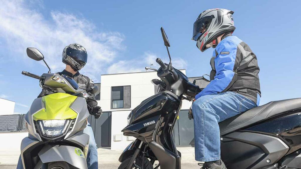 Comparamos el nuevo Yamaha RayZR con el Suzuki Avenis 125, el scooter rival más directo para el carnet B de coche 17 Prueba comparativa entre Yamaha RayZR y Suzuki Avenis 125