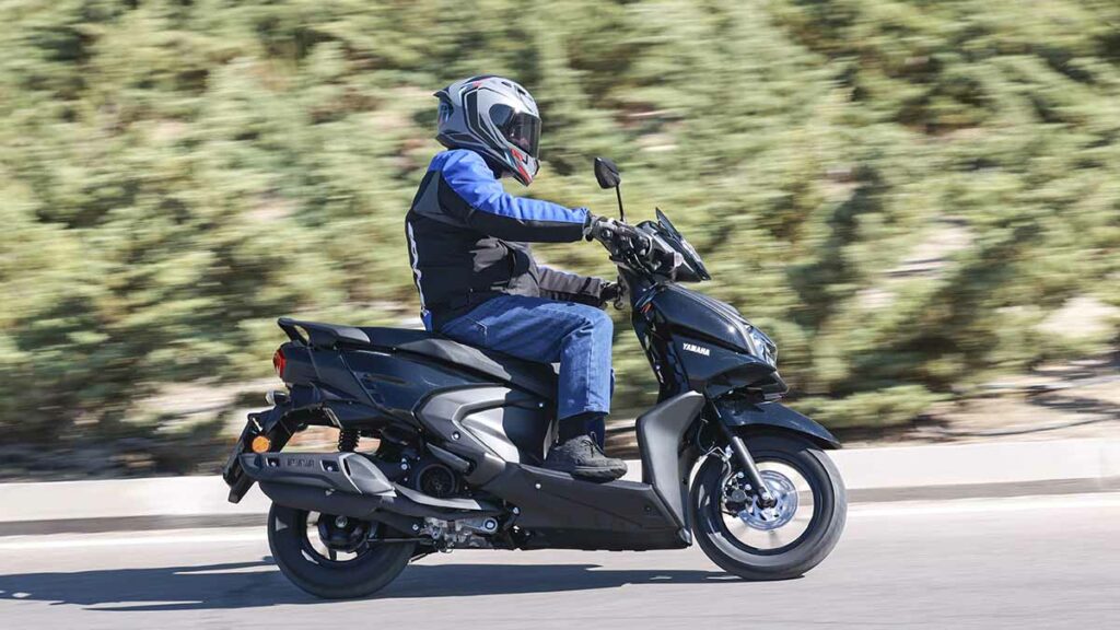Prueba comparativa entre Yamaha RayZR y Suzuki Avenis 125