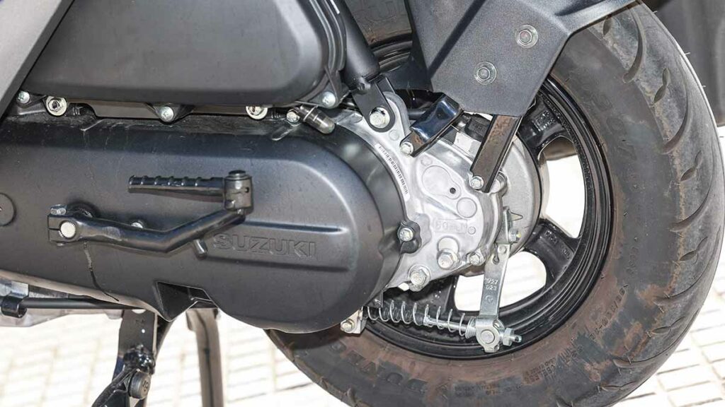 Comparamos el nuevo Yamaha RayZR con el Suzuki Avenis 125, el scooter rival más directo para el carnet B de coche 16 Prueba comparativa entre Yamaha RayZR y Suzuki Avenis 125