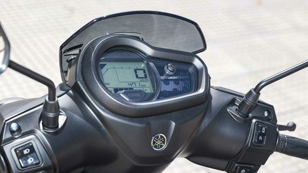 Comparamos el nuevo Yamaha RayZR con el Suzuki Avenis 125, el scooter rival más directo para el carnet B de coche 14 Prueba comparativa entre Yamaha RayZR y Suzuki Avenis 125