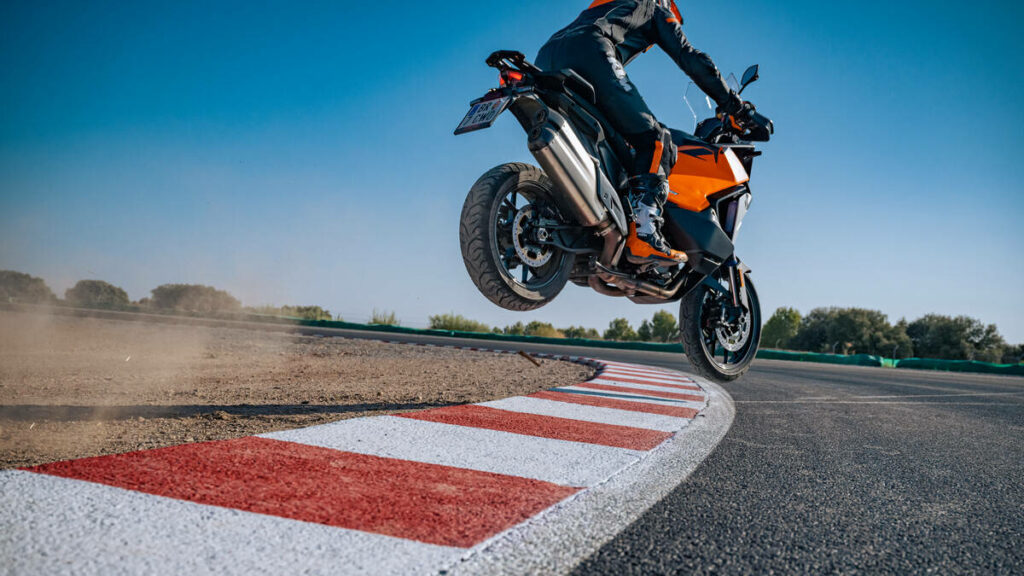 Los datos que no conocías cuando KTM ya vuelve a fabricar motos y que te dan una idea de su dimensión más allá de la crisis 12 2025 KTM SUPER ADVENTURE S EVO 12