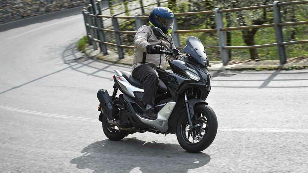 Con espíritu trail y en oferta: este scooter SUV de Aprilia de 125 cuesta 59 euros al mes 14 Aprilia SR GT 125