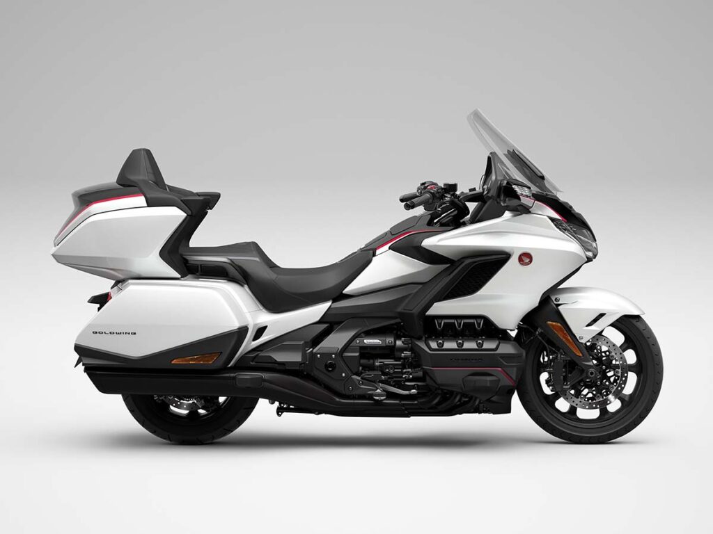 Un mecánico de la ITV revisa una Honda Gold Wing y el veredicto es claro: "esta moto es un sofá con ruedas" 13 Honda GL1800 Gold Wing Tour DCT 2024