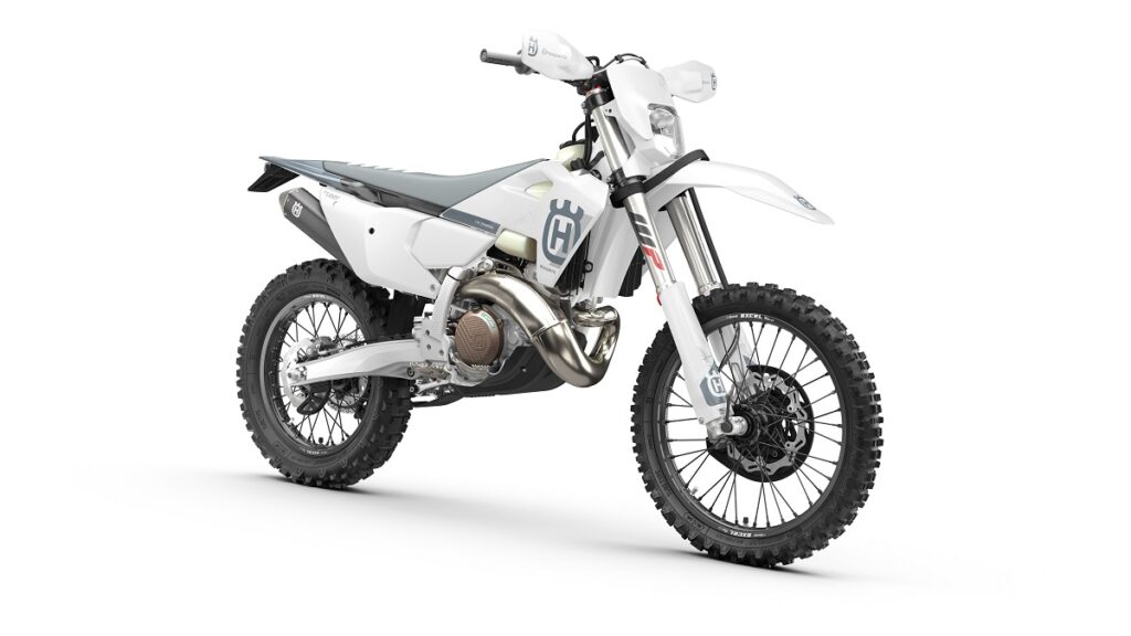 Las Husqvarna enduro de 2 y 4 tiempos Pro se actualizan en versión 2024 10 Husqvarna TE 300 Pro