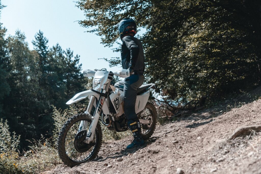 Las Husqvarna enduro de 2 y 4 tiempos Pro se actualizan en versión 2024 9 Husqvarna FE 350 Pro 2025