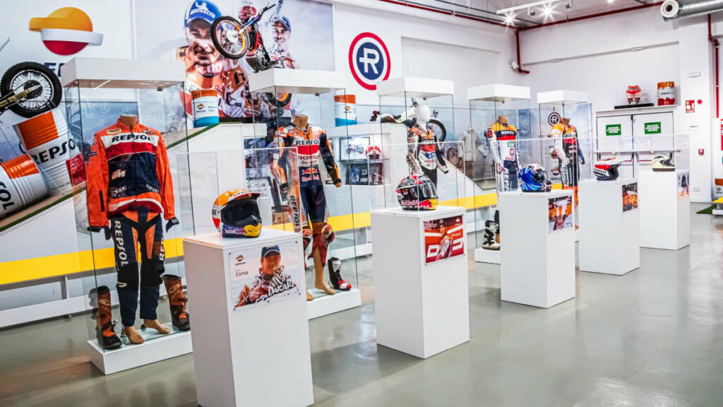 Repsol aterriza en el Museo de la Moto Made in Spain con una impresionante exposición centrada en la competición 10 Exposición Repsol en el Museo de la Moto Made in Spain