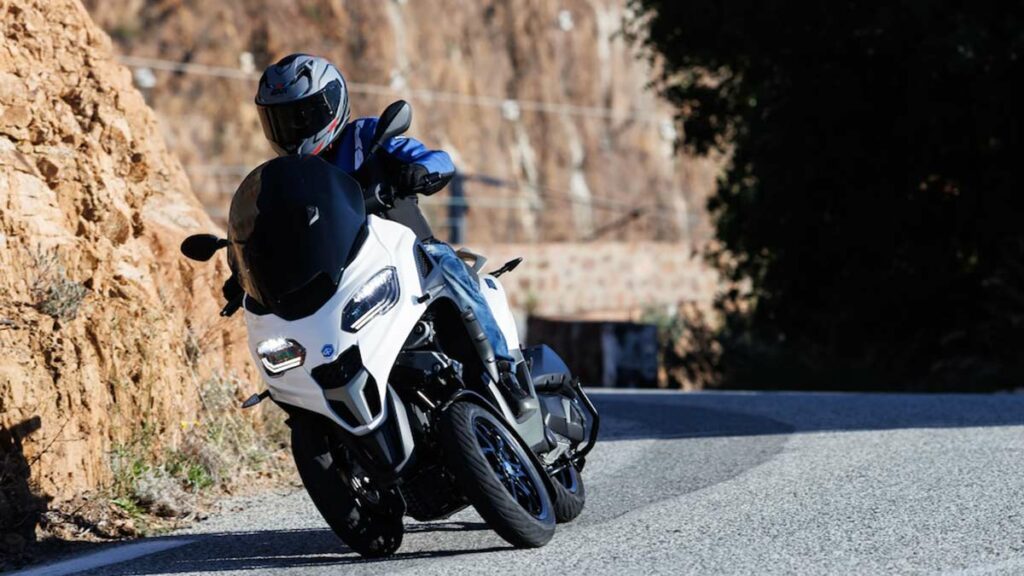 Probamos el scooter de tres ruedas para el carnet de coche líder que sube un peldaño su estatus "premium" 16 Prueba Piaggio MP3 310